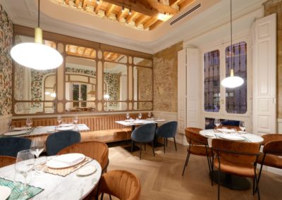 Ce restaurant est situé dans une maison sévillane dans le plus pur style de l'architecture andalouse, son intérieur est une explosion de détails. 6