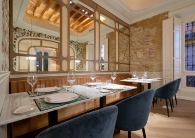 Ce restaurant est situé dans une maison sévillane dans le plus pur style de l'architecture andalouse, son intérieur est une explosion de détails. 8