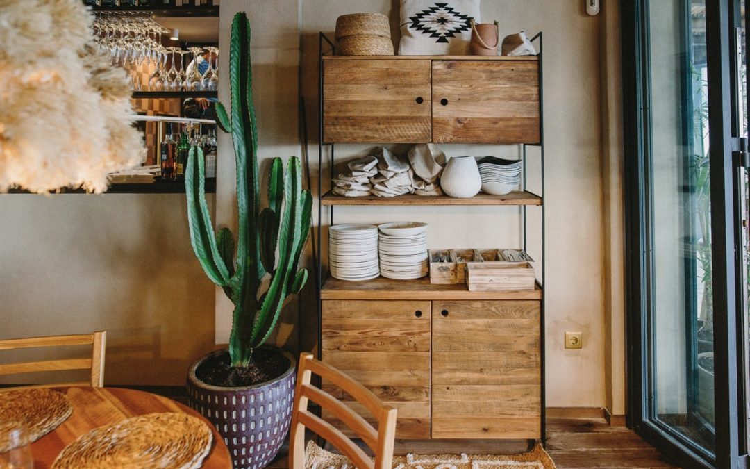 Tons marrons chaleureux, revêtement en cuir et touches de noir et de bois, le style industriel est la tendance qu'il vous faut pour cet automne 1