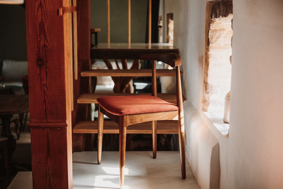 Comme chaque année, MisterWils analyse les tendances déco pour 2023 : curieux mélange de couleurs, de textures, de matières et de styles. 9