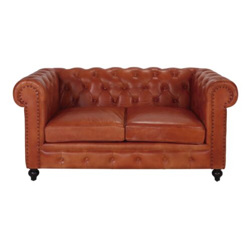 CANAPÉ CHESTER GARBO 2PL en cuir capitonné | Trouvez-la chez MisterWils. Plus de 4000m² d'exposition.