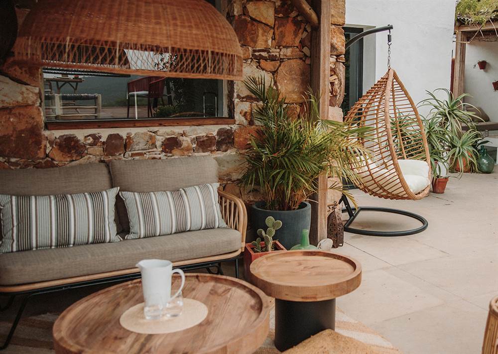 Plantes suspendues, textiles d'extérieur, solutions sur mesure, axe vertical... Il existe de nombreuses façons de décorer votre petite terrasse. 1