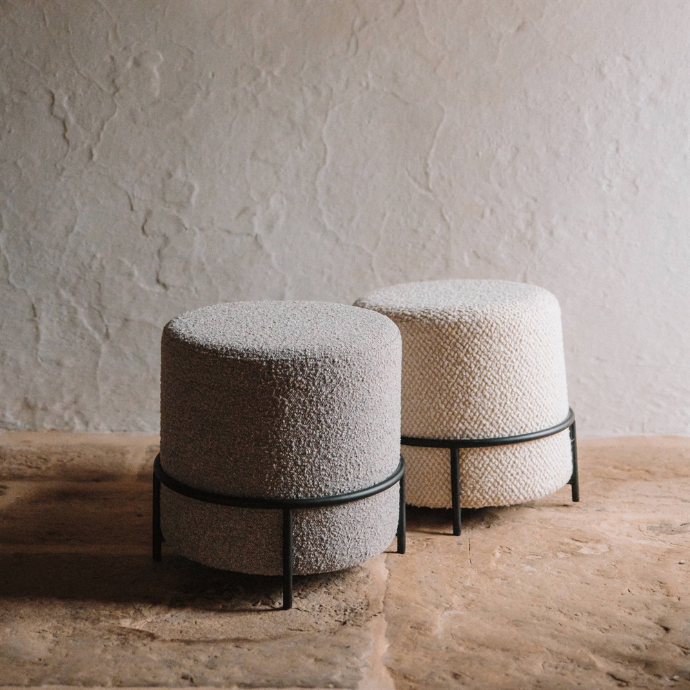 misterwils-sesion-macaron-1 POUF TAPISSÉ MACARON style contemporain | Trouvez-la chez MisterWils. Plus de 4000m² d'exposition. 5