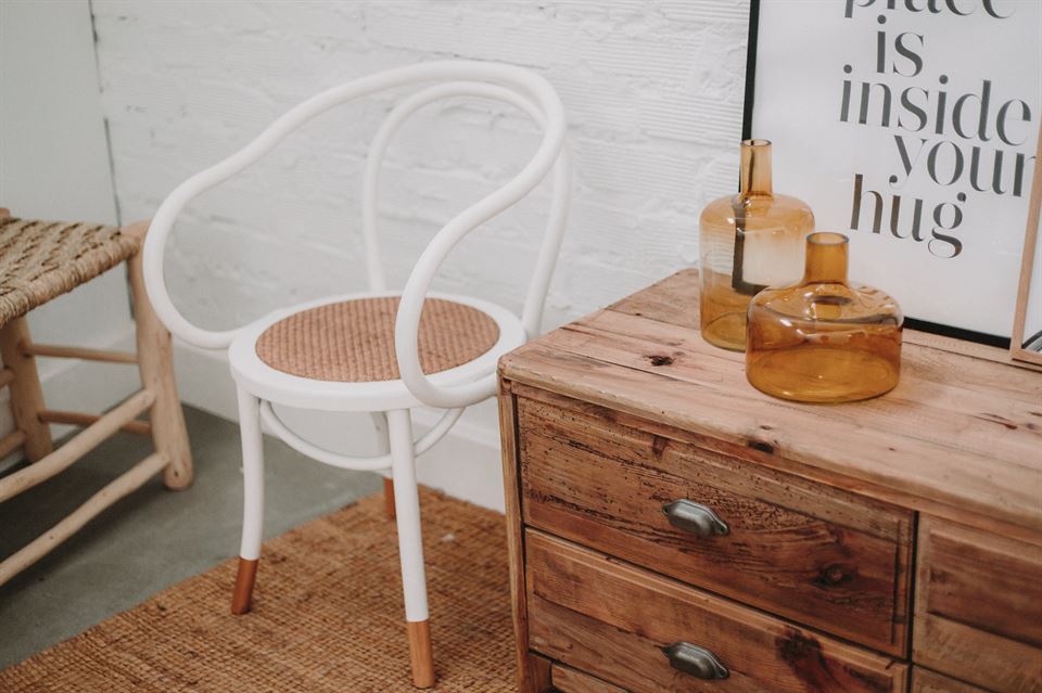 silla en una terraza con piscina y muchas plantas
