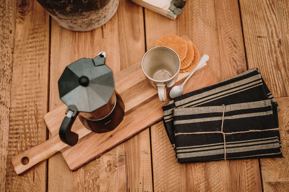 Comment intégrer des meubles en bois à votre décoration, un matériau incontournable