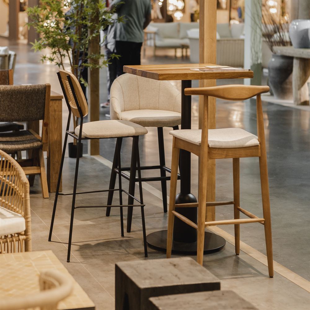 misterwils-session-photo-brafa-tabouret-cardinal-nogansen-flary TABOURET HAUT TAPISSÉ CARDINAL style Mid Century | Trouvez-la chez MisterWils. Plus de 4000m² d'exposition. 27