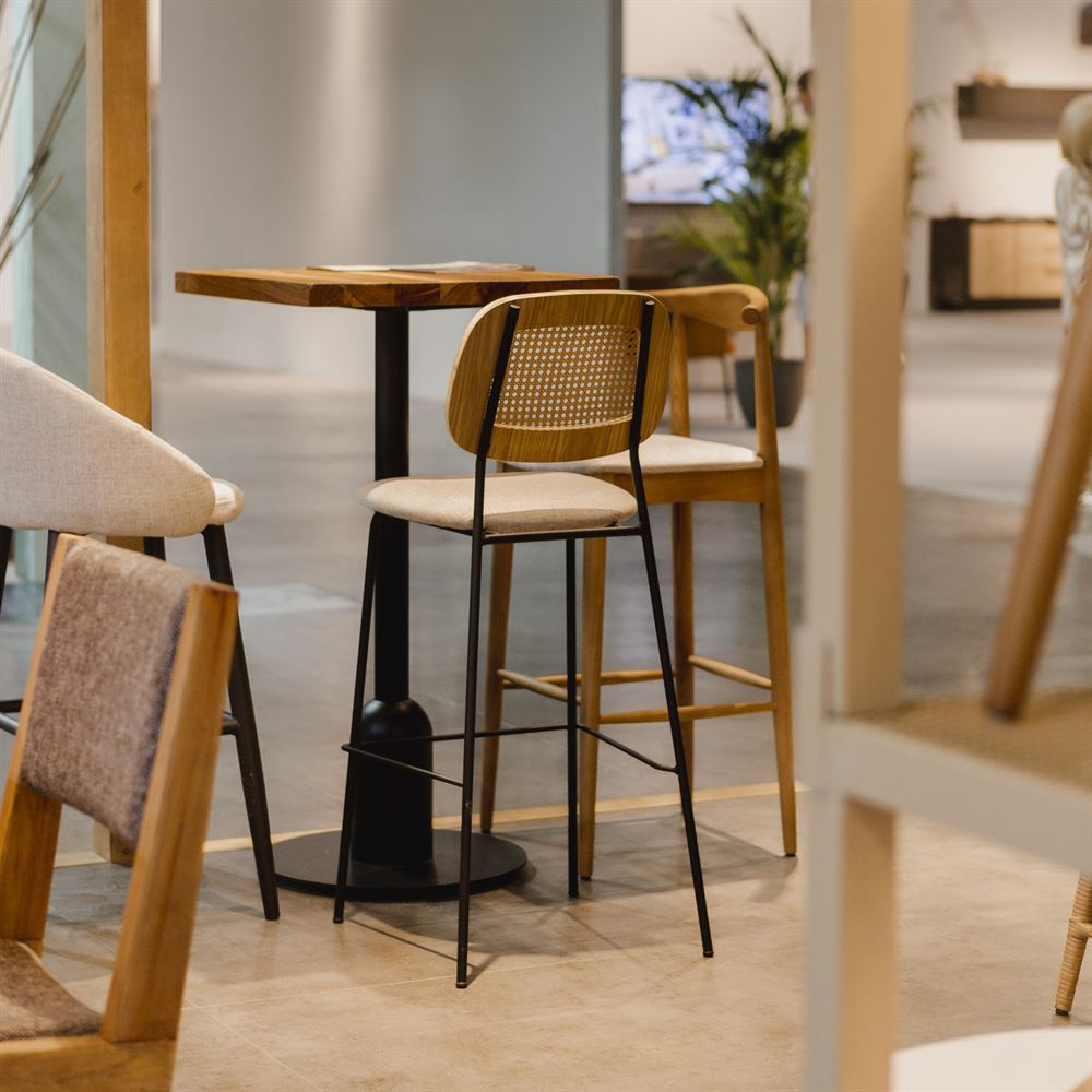 misterwils-session-photo-brafa-tabouret-cardinal-nogansen TABOURET HAUT TAPISSÉ CARDINAL style Mid Century | Trouvez-la chez MisterWils. Plus de 4000m² d'exposition. 26