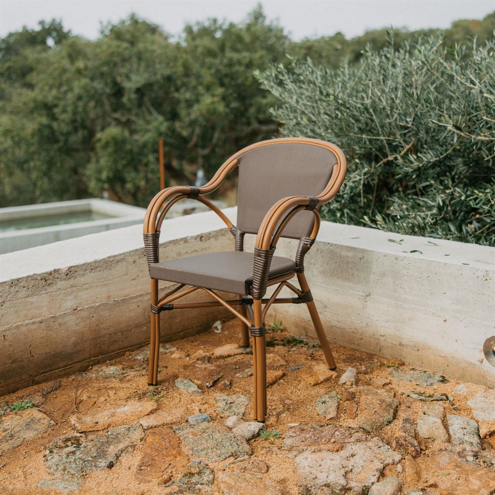 misterwils-session-photo-chaise-exterieur-tender-1 CHAISE D'EXTÉRIEUR TENDER, de style Bistrot | Trouvez-la chez MisterWils. Plus de 4000m² d'exposition. Shooting photo 1