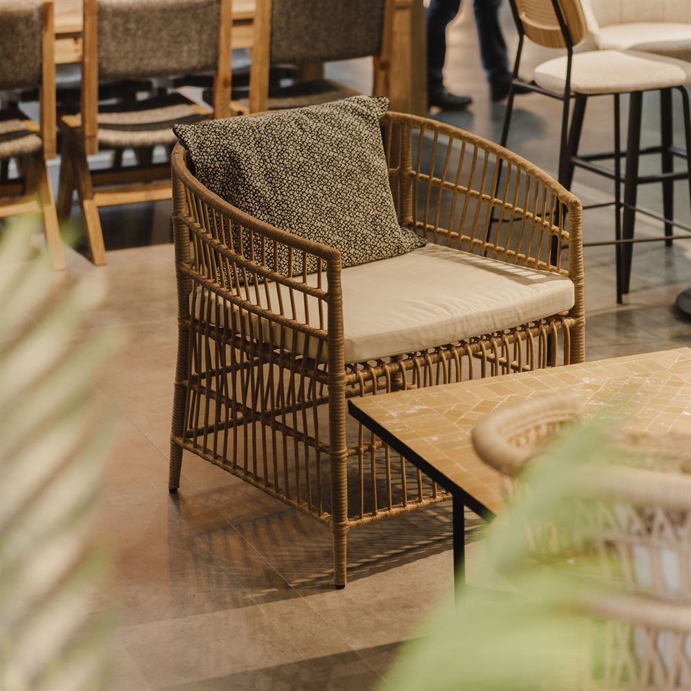 misterwils-session-photo-fauteuil-jeffry FAUTEUIL EN ROTIN SYNTHÉTIQUE JEFFRY | Trouvez-la chez MisterWils. Plus de 4000m² d'exposition. 7