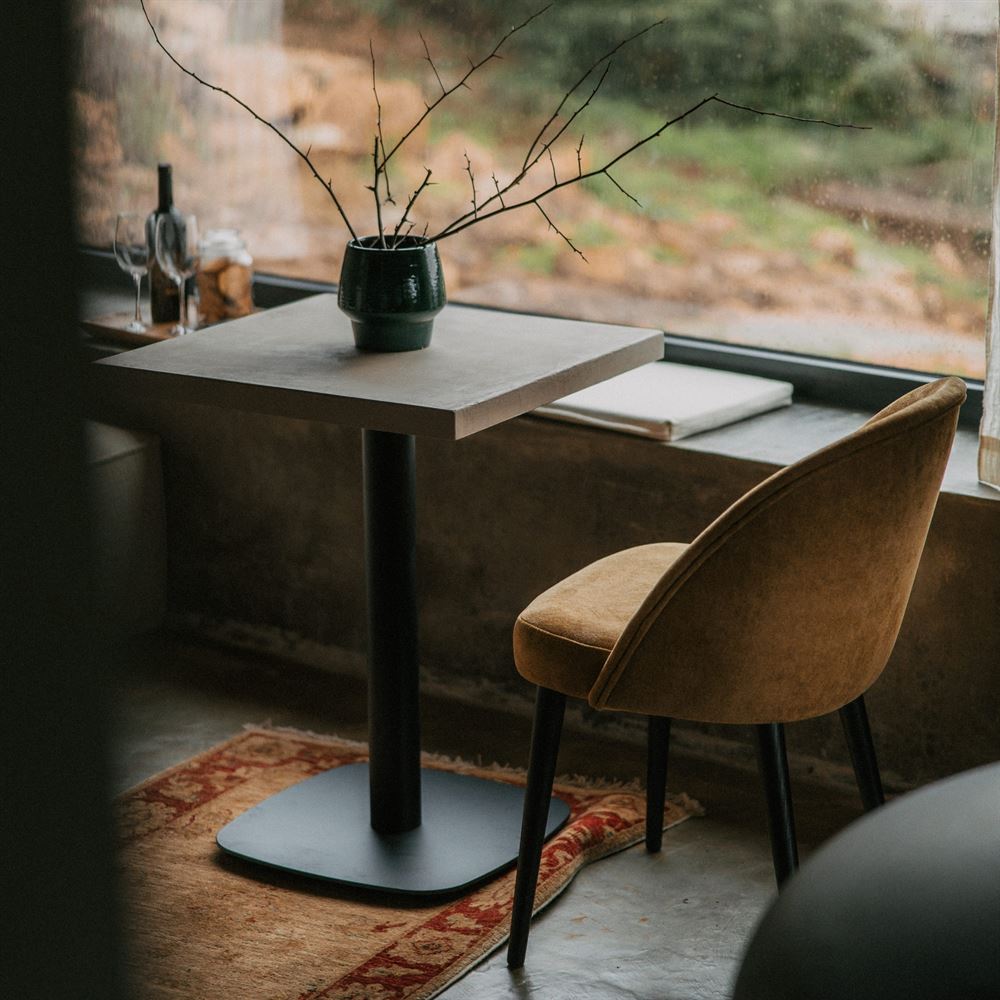 misterwils-session-photo-structure-erudy-plateau-hormigo-chaise-erika CHAISE TAPISSÉE ERIKA, de style Mid Century | Trouvez-la chez MisterWils. Plus de 4000m² d'exposition. 7