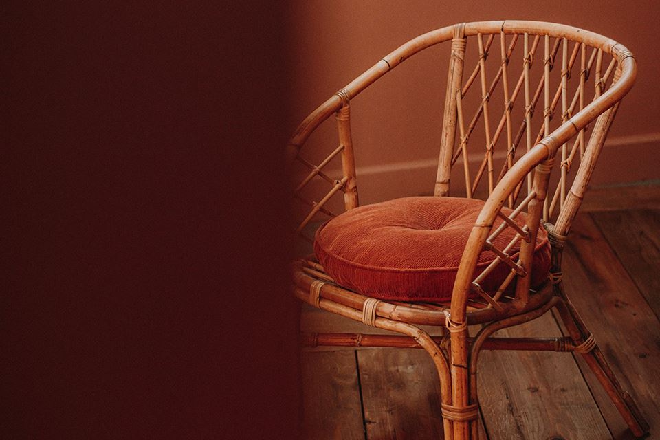 Voici les chaises modernes en vogue cette saison, des chaises tapissées aux chaises en bois, courbées ou aux lignes droites, en tissu, etc. 1