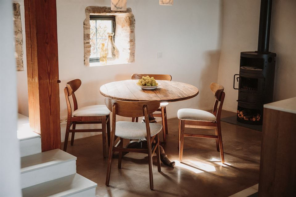 Décorer un petit salon peut sembler compliqué, mais avec les meubles adaptés, vous pouvez créer un espace élégant qui répondra à vos besoins. 5