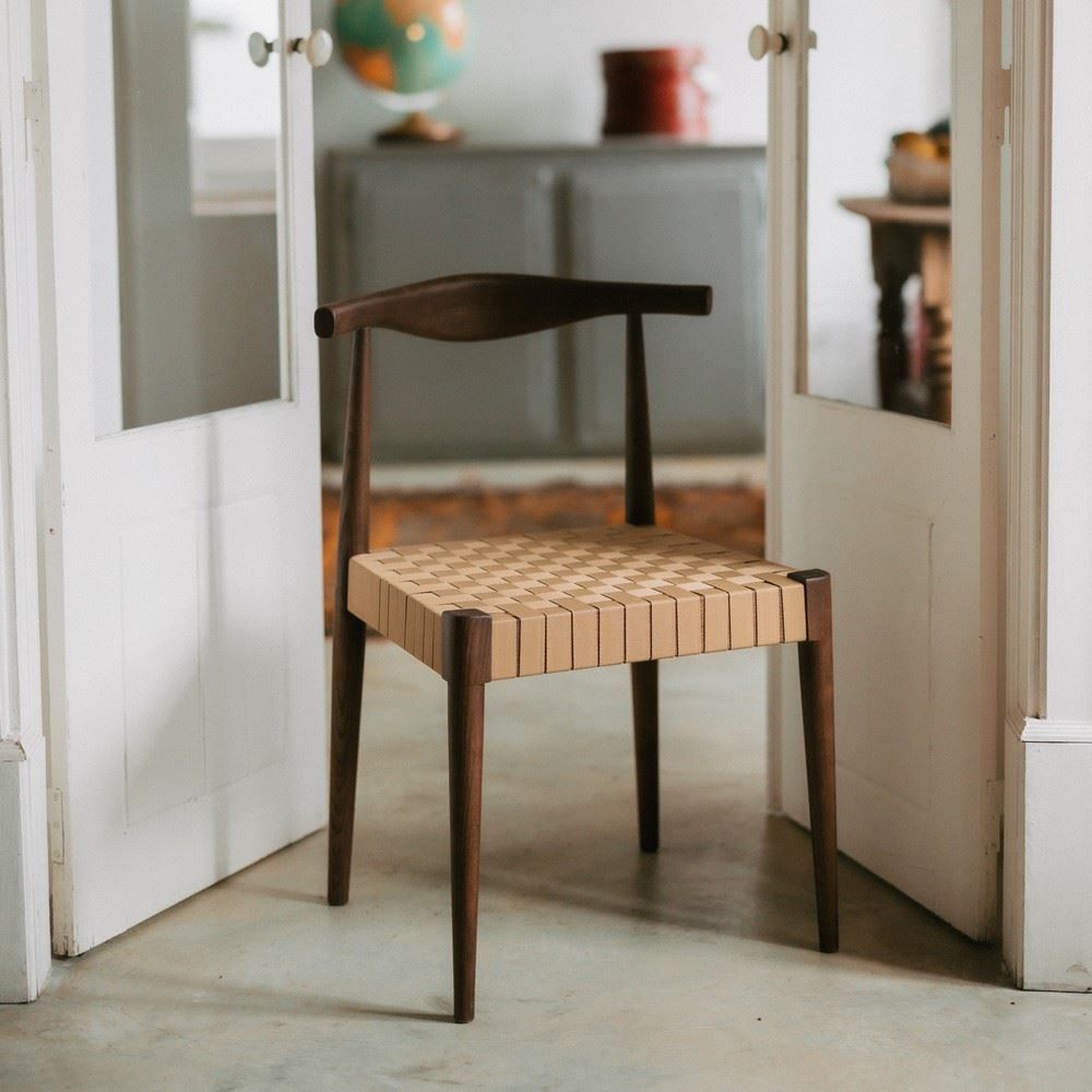 misterwils-session-photo-tavira-chaise-ghost-1 CHAISE EN BOIS GHOST, de style Mid Century | Trouvez-la chez MisterWils. Plus de 4000m² d'exposition. Session Photo Tavira 1