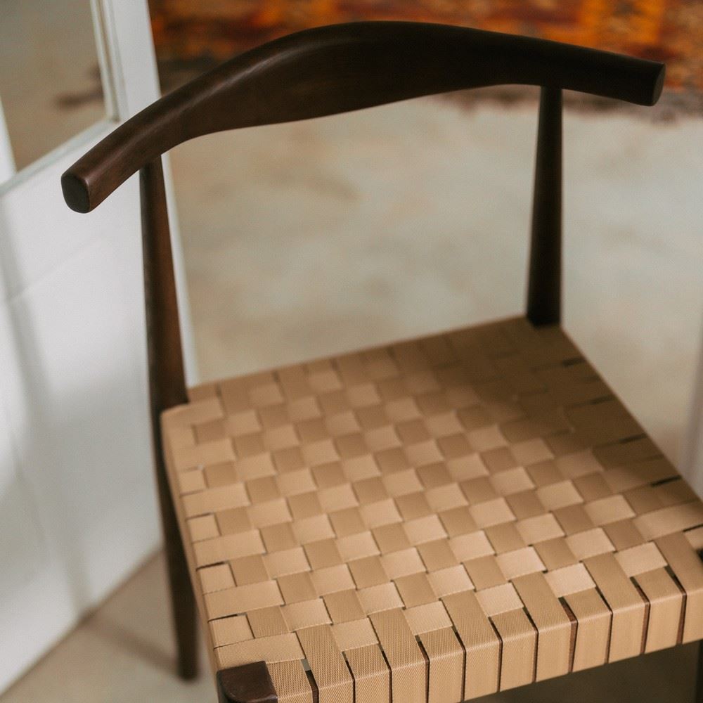 misterwils-session-photo-tavira-chaise-ghost-2 CHAISE EN BOIS GHOST, de style Mid Century | Trouvez-la chez MisterWils. Plus de 4000m² d'exposition. Session Photo Tavira 2