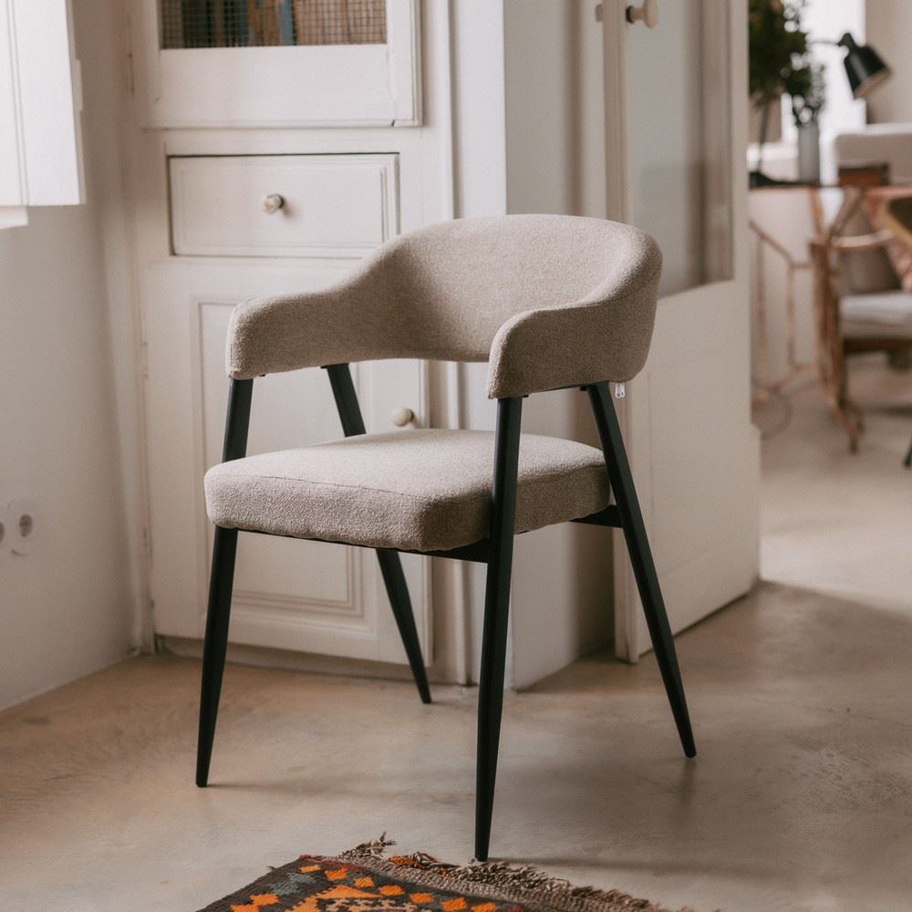 misterwils-session-photo-tavira-chaise-portola-1 CHAISE TAPISSÉE PORTOLA, style contemporain | Trouvez-la chez MisterWils. Plus de 4000m² d'exposition. Session Photo Tavira 1