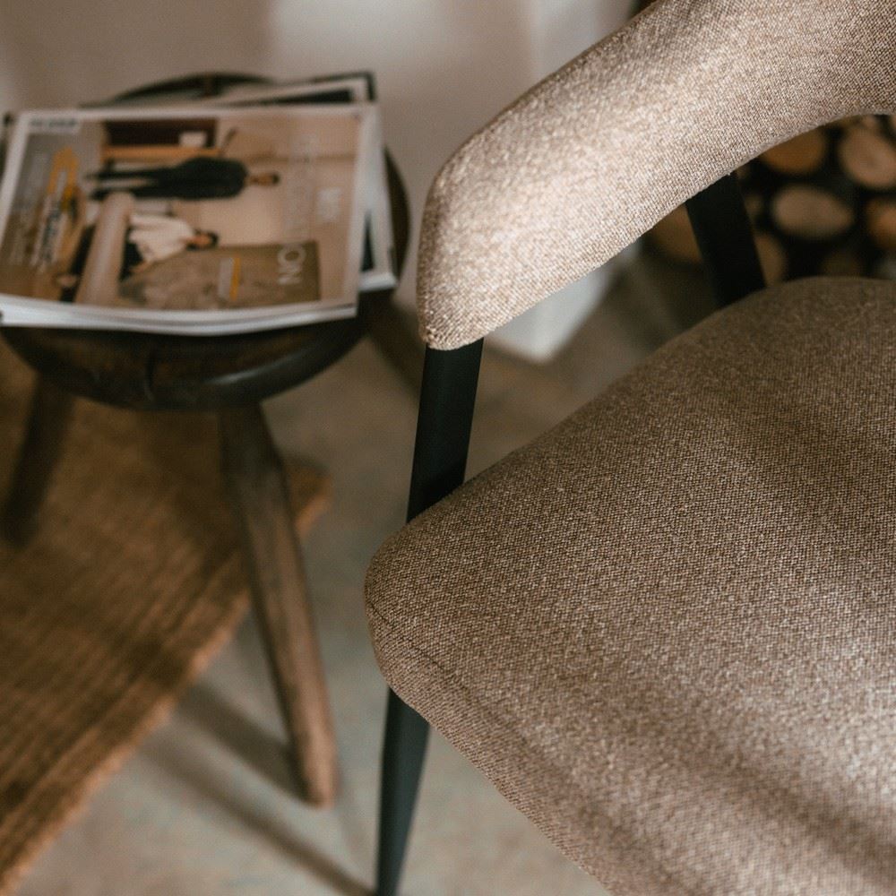 misterwils-session-photo-tavira-chaise-portola-2 CHAISE TAPISSÉE PORTOLA, style contemporain | Trouvez-la chez MisterWils. Plus de 4000m² d'exposition. Session Photo Tavira 2