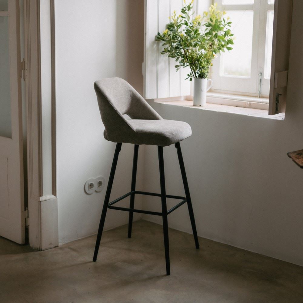 misterwils-session-photo-tavira-tabouret-bangasy TABOURET HAUT TAPISSÉ BANGASY, style Mid Century | Trouvez-la chez MisterWils. Plus de 4000m² d'exposition. Session Photo Tavira