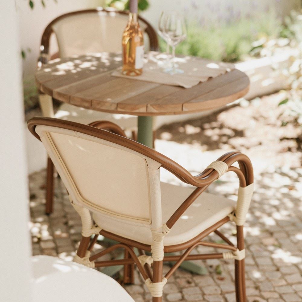 misterwils-session-photos-portugal-ete-chaise-tender-beige-1 CHAISE D'EXTÉRIEUR TENDER, de style Bistrot | Trouvez-la chez MisterWils. Plus de 4000m² d'exposition. Shooting photo 3