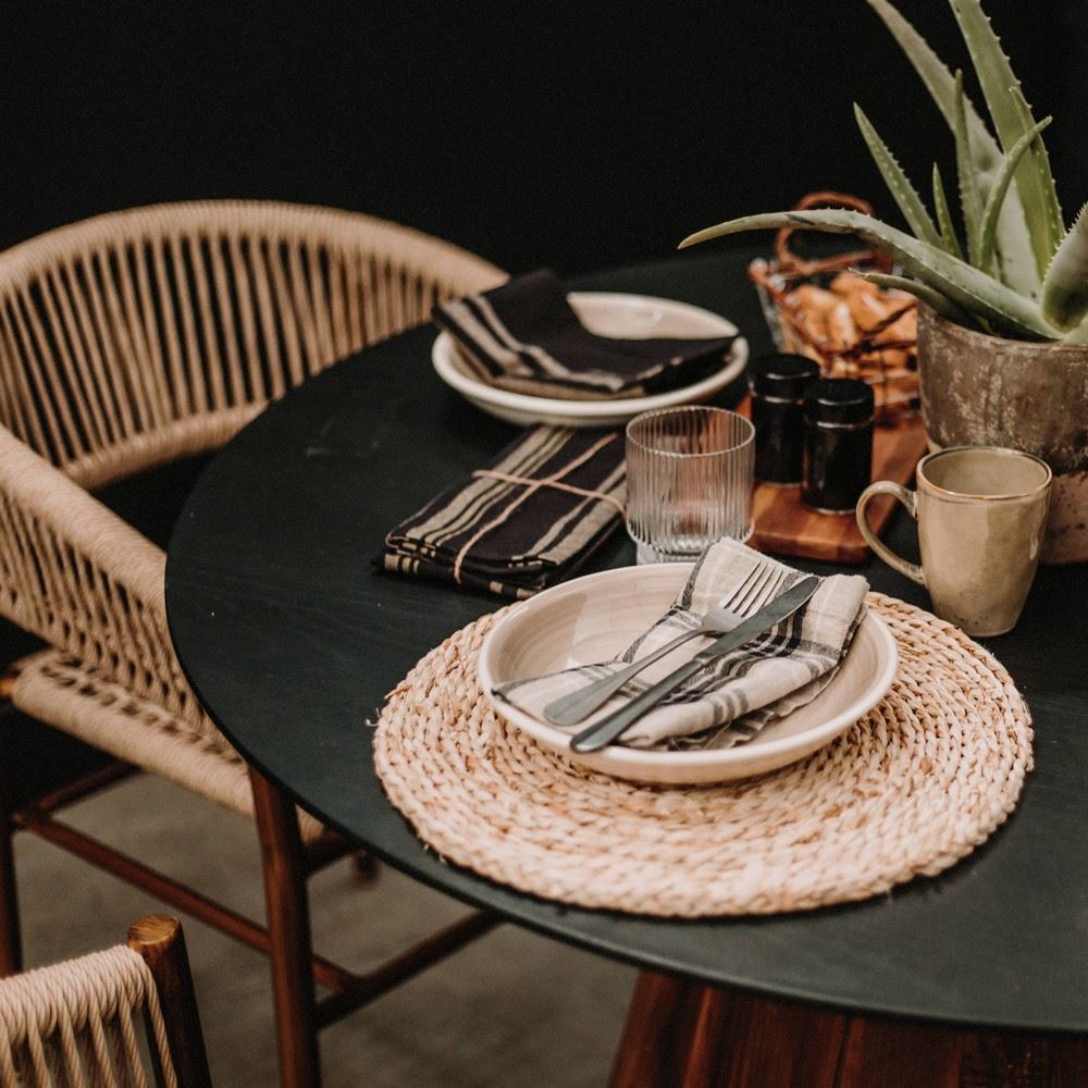 misterwils-session-photos-triangulo-table-steffy-chaise-vivian-1 CHAISE EN CORDE ET MÉTAL VIVIAN de style Japandi 3 Session Photos Triangulo