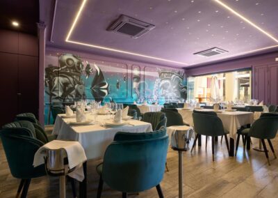 Le restaurant Mara rouvre ses portes après une rénovation des plus artistiques | Architecture d'intérieur, MisterWils. Plus de 4000m² d'exposition 1