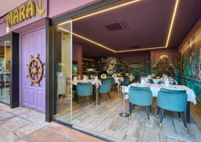 Le restaurant Mara rouvre ses portes après une rénovation des plus artistiques | Architecture d'intérieur, MisterWils. Plus de 4000m² d'exposition 4