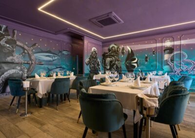 Le restaurant Mara rouvre ses portes après une rénovation des plus artistiques | Architecture d'intérieur, MisterWils. Plus de 4000m² d'exposition 6