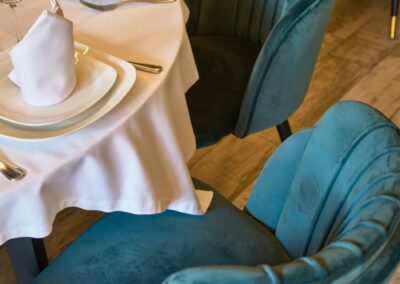 Le restaurant Mara rouvre ses portes après une rénovation des plus artistiques | Architecture d'intérieur, MisterWils. Plus de 4000m² d'exposition 7