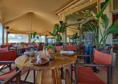 Oyana, un restaurant sur la plage d’essence 100% méditerranéenne | Architecture d'intérieur, MisterWils. Plus de 4000m² d'exposition. 1