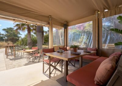 Oyana, un restaurant sur la plage d’essence 100% méditerranéenne | Architecture d'intérieur, MisterWils. Plus de 4000m² d'exposition. 2