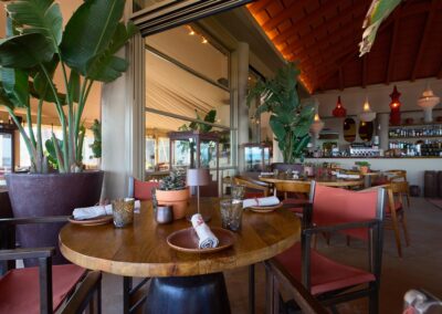 Oyana, un restaurant sur la plage d’essence 100% méditerranéenne | Architecture d'intérieur, MisterWils. Plus de 4000m² d'exposition. 5