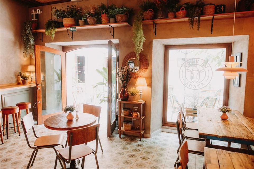 Nous vous présentons les 5 tables et chaises pour cafés qui feront de votre établissement un lieu plein de charme. 10