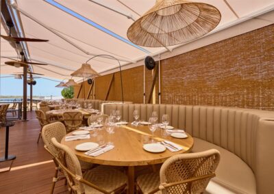 Salon de la terrasse du restaurant Fango avec banc central incurvé