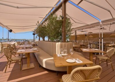 Salon de la terrasse du restaurant Fango avec banc central incurvé