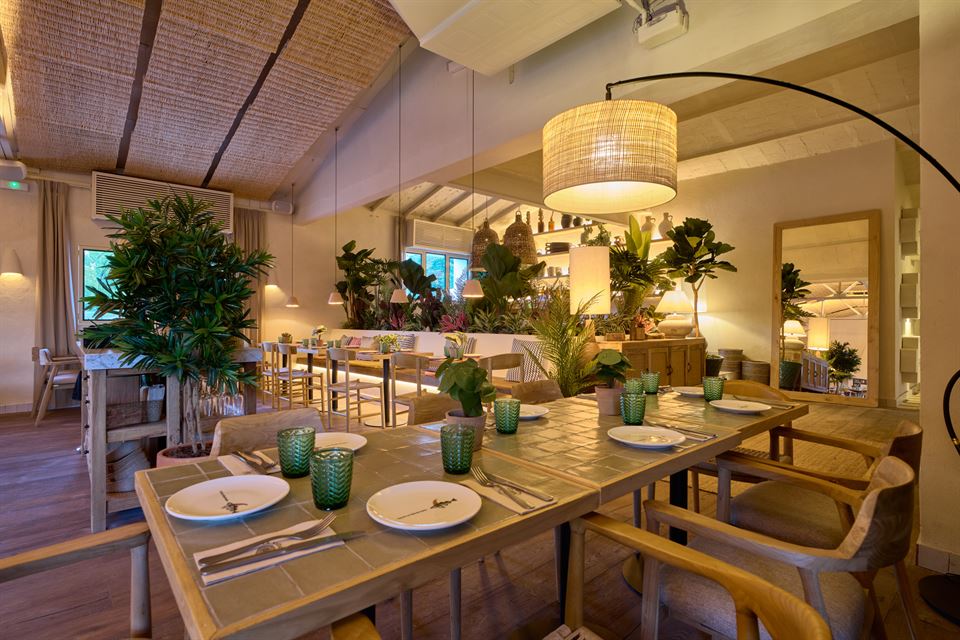 Tables en céramique dans le restaurant Hermanos Guadalupe