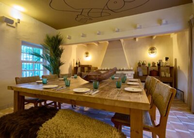 salon avec table restaurant Hermanos Guadalupe