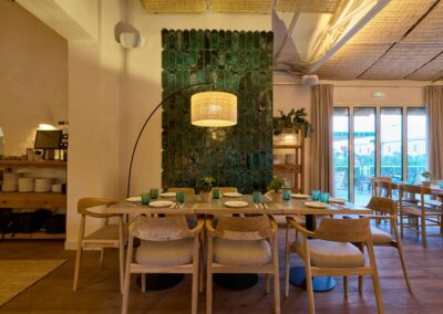 tables et chaises en bois dans le restaurant Hermanos Guadalupe