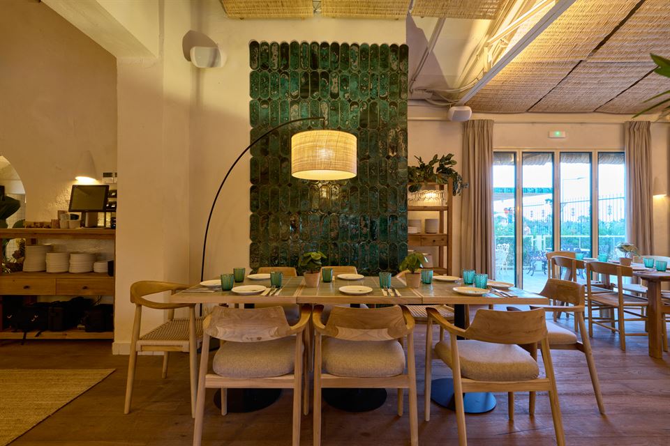 tables et chaises en bois dans le restaurant Hermanos Guadalupe