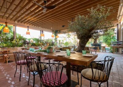 mobilier sous la pergola du restaurant Hermanos Guadalupe