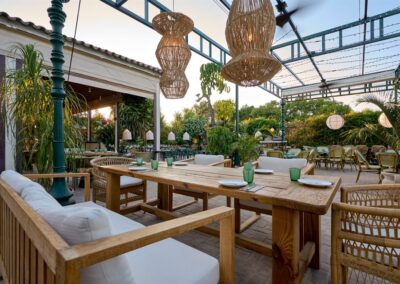 Terrasse avec mobilier à hermanos guadalupe