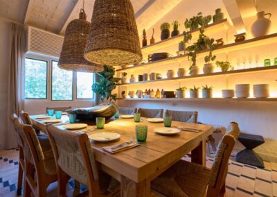 Mobilier naturel dans le restaurant Hermanos Guadalupe