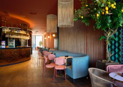 Luzia, un nouveau bar situé dans la rue Betis, est équipé de meubles de chez MisterWils. Plus de 4000m² d'exposition. Buffets, étagères, luminaires... 4