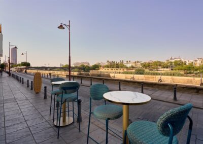 Luzia, un nouveau bar situé dans la rue Betis, est équipé de meubles de chez MisterWils. Plus de 4000m² d'exposition. Buffets, étagères, luminaires... 9