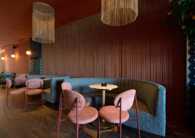 Luzia, un nouveau bar situé dans la rue Betis, est équipé de meubles de chez MisterWils. Plus de 4000m² d'exposition. Buffets, étagères, luminaires... 1