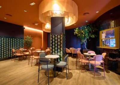 Luzia, un nouveau bar situé dans la rue Betis, est équipé de meubles de chez MisterWils. Plus de 4000m² d'exposition. Buffets, étagères, luminaires... 2