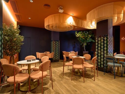 Luzia, un nouveau bar situé dans la rue Betis, est équipé de meubles de chez MisterWils.