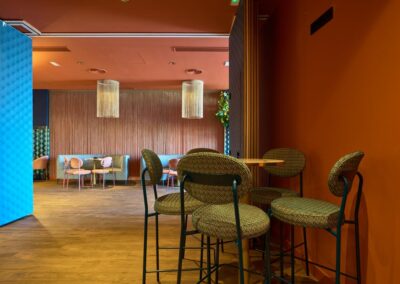 Luzia, un nouveau bar situé dans la rue Betis, est équipé de meubles de chez MisterWils. Plus de 4000m² d'exposition. Buffets, étagères, luminaires... 6