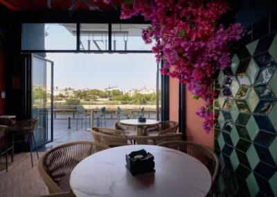 Luzia, un nouveau bar situé dans la rue Betis, est équipé de meubles de chez MisterWils. Plus de 4000m² d'exposition. Buffets, étagères, luminaires... 7