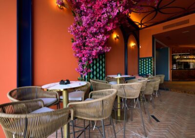 Luzia, un nouveau bar situé dans la rue Betis, est équipé de meubles de chez MisterWils. Plus de 4000m² d'exposition. Buffets, étagères, luminaires... 3