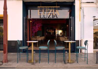 Luzia, un nouveau bar situé dans la rue Betis, est équipé de meubles de chez MisterWils. Plus de 4000m² d'exposition. Buffets, étagères, luminaires... 8