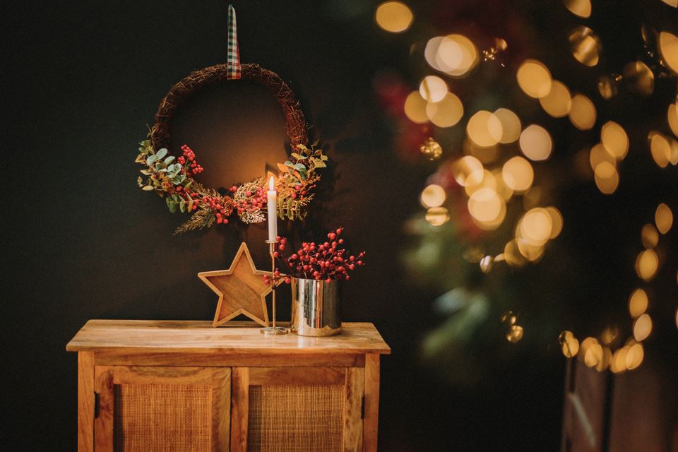 6 conseils pour éclairer votre salon à Noël avec style et élégance